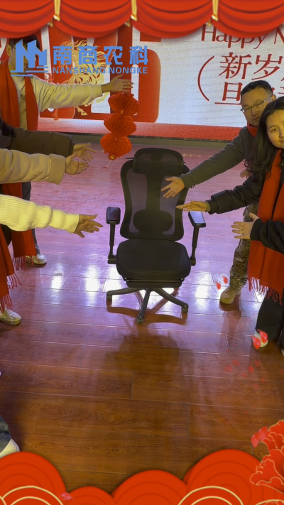 🎇 元旦快乐，温暖相伴 🎇时光匆匆，感恩 2025 年每一份支持与陪伴！从猪场到工厂，南商农科的成长，离不开每一位合作伙伴与家人的信赖！2026 年，我们将继续以贴心服务和硬核设备，陪您一路前行，养殖